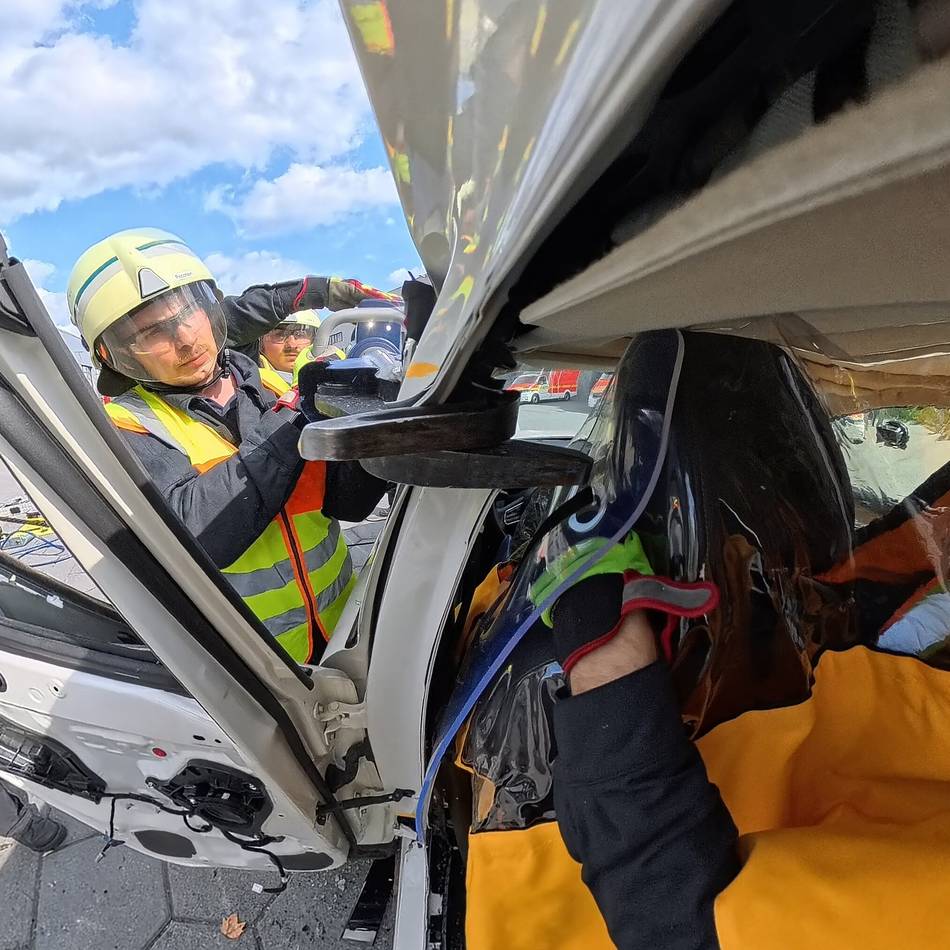 Leverkusener Einsatzkräfte trainieren Ernstfall: So rettet die Feuerwehr einen eingeklemmten Fahrer