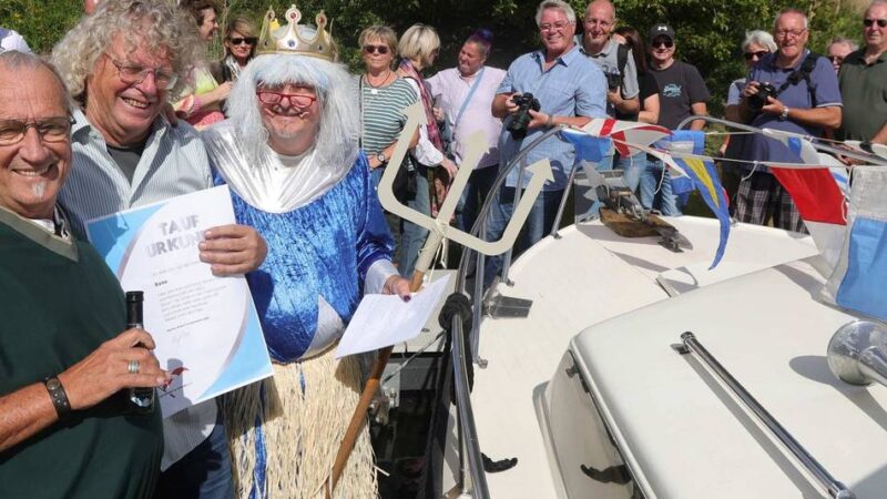 Taufe im Hitdorfer Hafen: Auf jedes Boot ein Schnäpschen