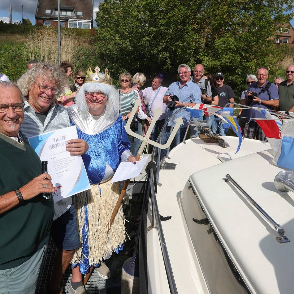 Taufe im Hitdorfer Hafen: Auf jedes Boot ein Schnäpschen