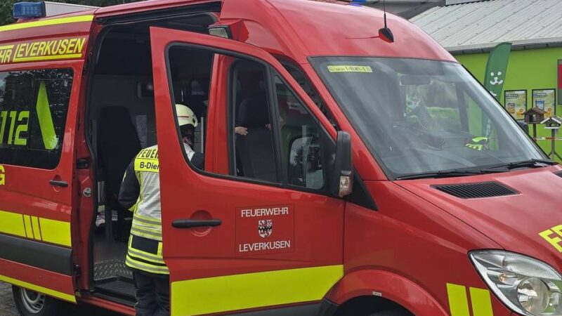 Zwei Arbeiter verletzt: Feuerwehreinsatz in Leverkusener Tierbedarfshandel