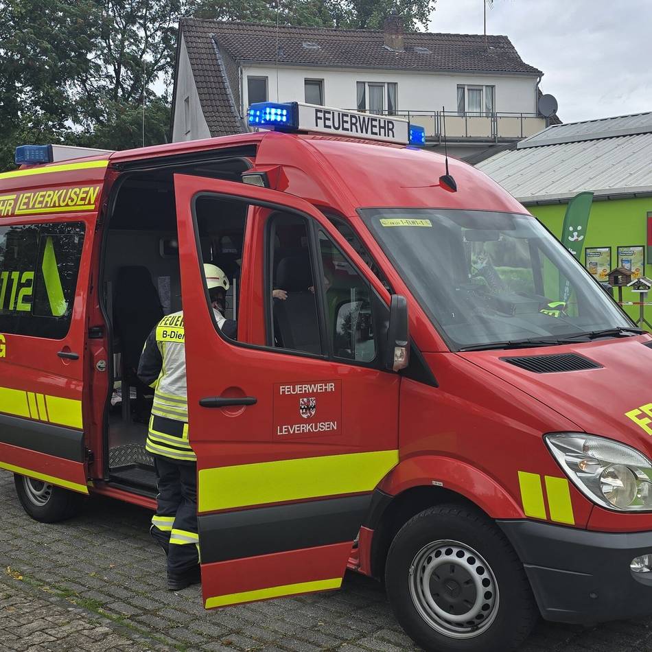 Zwei Arbeiter verletzt: Feuerwehreinsatz in Leverkusener Tierbedarfshandel